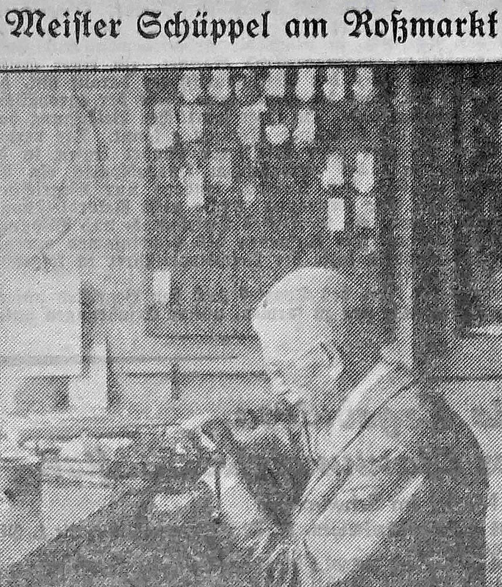 Uhrmachermeister Hermann Schüppel (1857-1945) arbeitete fast 70 Jahre im Uhr- und Schmuckgeschäft am Roßmarkt 19.