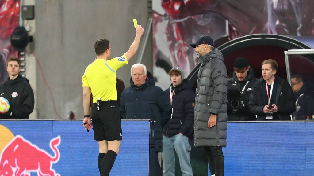 Marco Rose kassiert im Januar 2023 gegen Stuttgart eine Verwarnung.