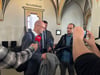 Großes Medieninteresse: Halles suspendierter Oberbürgermeister Bernd Wiegand stellt sich nach dem Urteil den Fragen der Presse.
