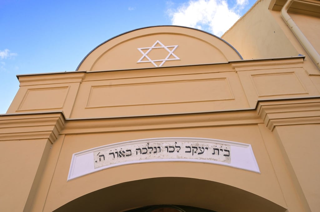 Eine Inschrift in Hebräisch und ein Davidstern befinden sich über dem Eingang zum Museum Synagoge Gröbzig.