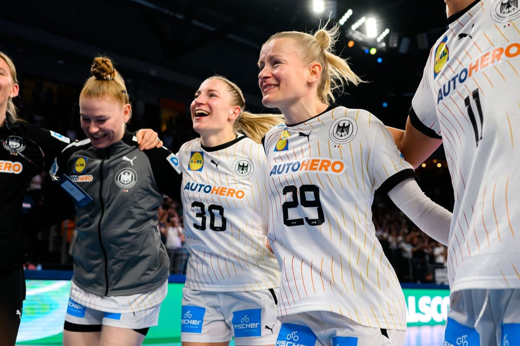 Die deutschen Handballerinnen feiern die erfolgreiche EM-Qualifikation. Nun stehen die Gegner in der Vorrunde fest.