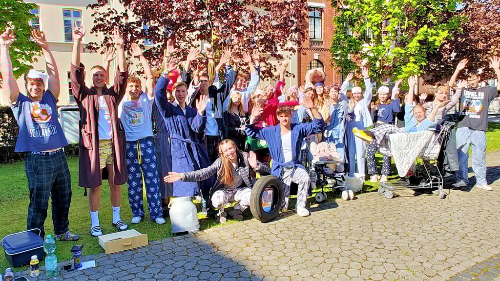 Die angehenden Abiturienten des Privatgymnasiums in Stendal verkleiden sich anlässlich ihrer letzten Schultage.