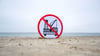 Ein Plakat gegen die geplante Erdgasförderung steht im Sand.