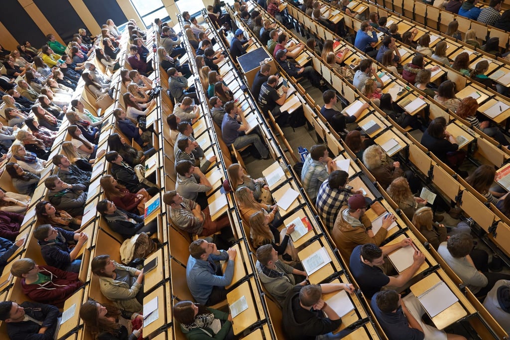 Frauen entscheiden sich öfter als Männer für eine weiter entfernte Hochschule.