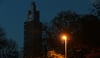 Die Straßenlaterne leuchtet - doch die Beleuchtung der Albinmüller-Turmspitze in Magdeburg bleibt aus.