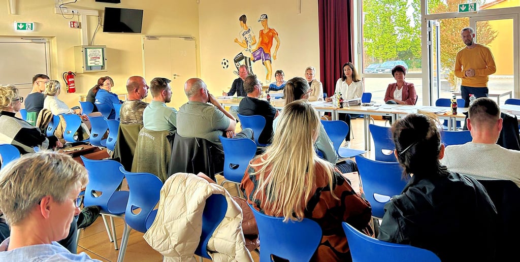 Vertreter von rund 25 Firmen der Region waren am Donnerstag beim Info-Abend in der Sekundarschule „Am Salzigen See“ in Röblingen zu Gast.