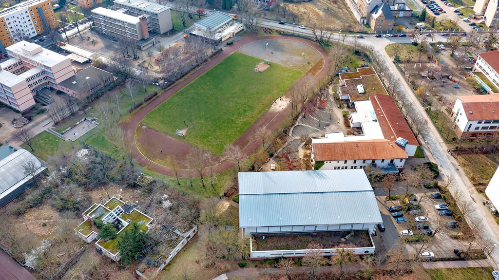 Blick auf die Reinhard-Lakomy-Schule Halberstadt mit Turnhalle und Sportplatz sowie auf die Reste des einstigen Jugendklubs Salut, der dieses Jahr abgerissen werden soll. Links die Spiegel-Schulen, rechts die Schweitzer-Schule, in die Klassen aus der Lakomy-Schule seit Jahren ausgelagert sind.