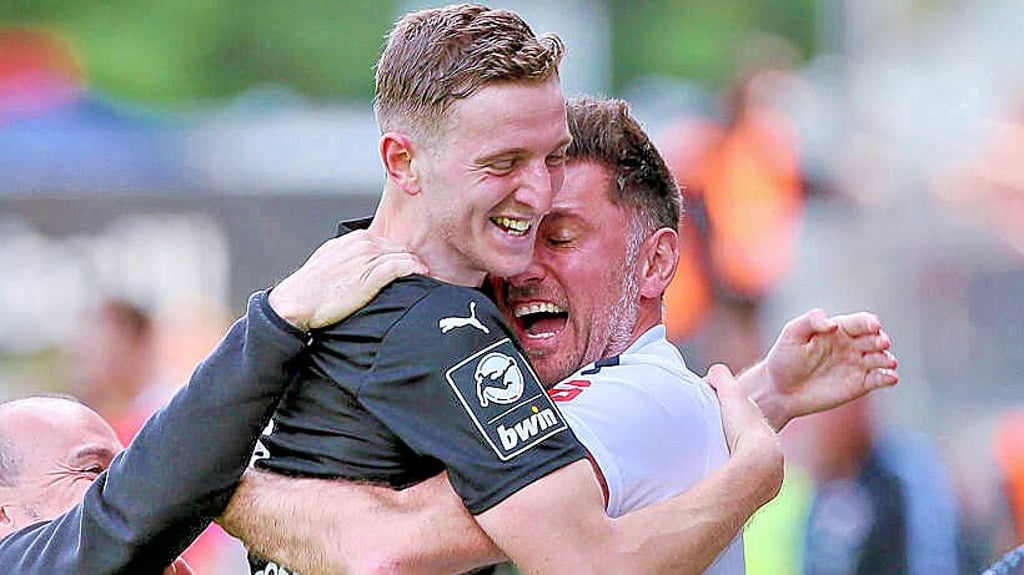Meris Skenderovic (l.) jubelt mit Stefan Reisinger über sein Tor in Köln. Am Ende unterlag Halle denooch mit 2:4.