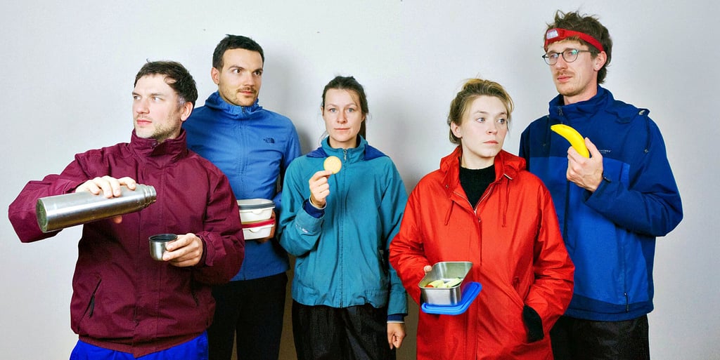 „Sorry 3000“ sind Joni Spumante, Frank Leiden, Stefanie Heartmann, Bianca Stress und Fenge (von links). Noch nicht auf dem Bandfoto ist Neu-Mitglied Kim Möglich.
