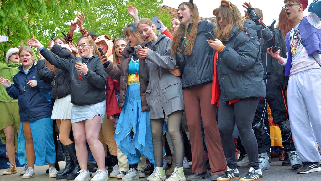Nach dem Programm feierte der Abjahrgang des Markgraf-Albrecht-Gymnasiums in Osterburg (Kreis Stendal) mit dem Lied „Ein Hoch auf uns“ seinen Ausstand.