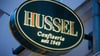 Das Logo der Confiserie „Hussel“, aufgenommen in der Altstadt von Stralsund.