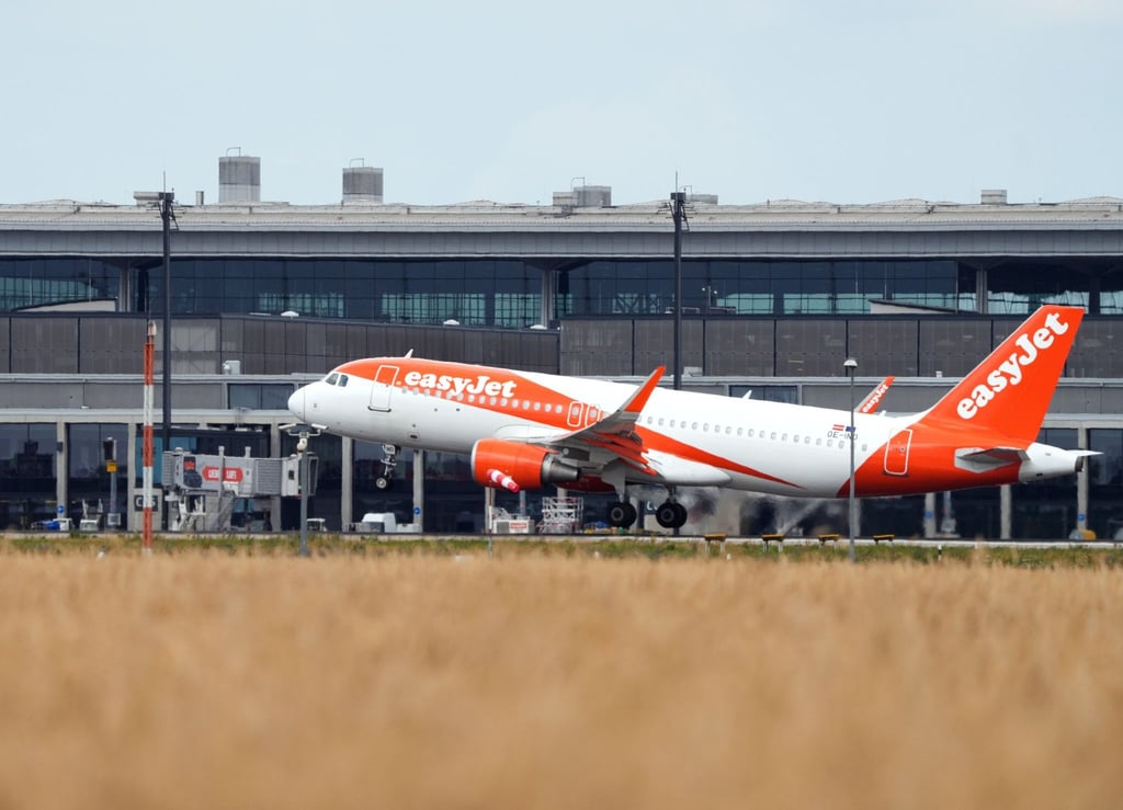 Ein Easyjetflugzeug am BER.