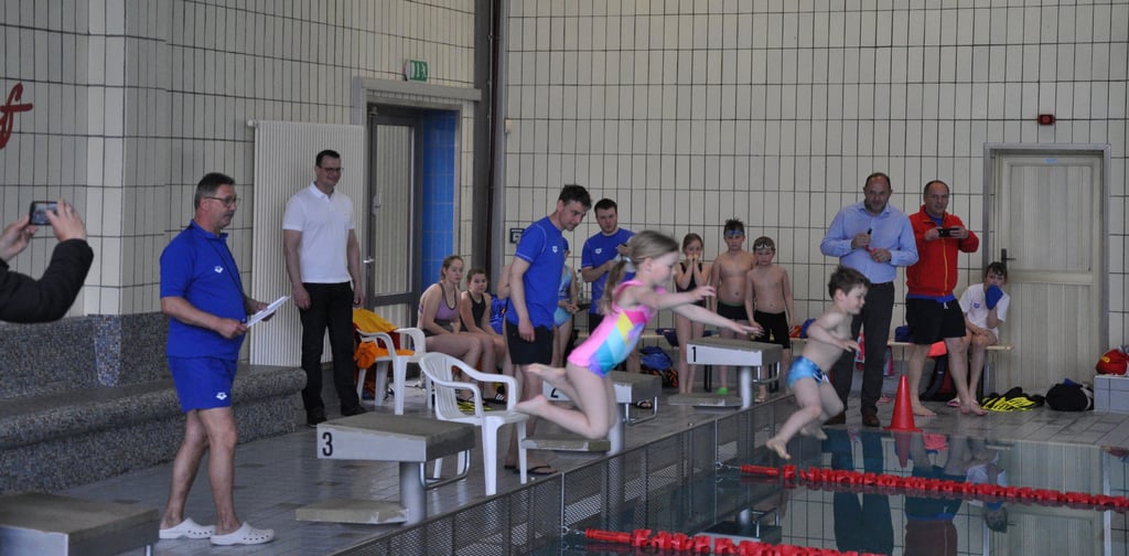 Volle Hütte und jede Menge Spaß bei der DLRG-Mini-Meisterschaft in der Schwimmhalle Genthin.