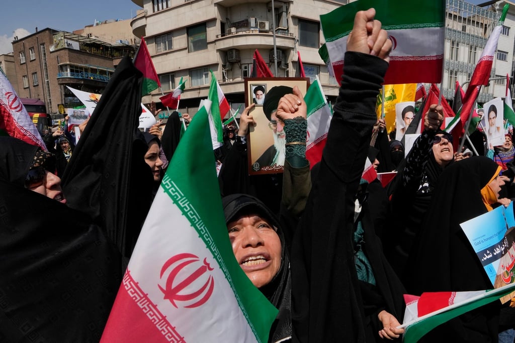 Gläubige skandieren Slogans während einer anti-israelischen Versammlung nach dem Freitagsgebet in Teheran. Nach dem mutmaßlich israelischen Angriff im Iran soll der Vorfall untersucht werden.
