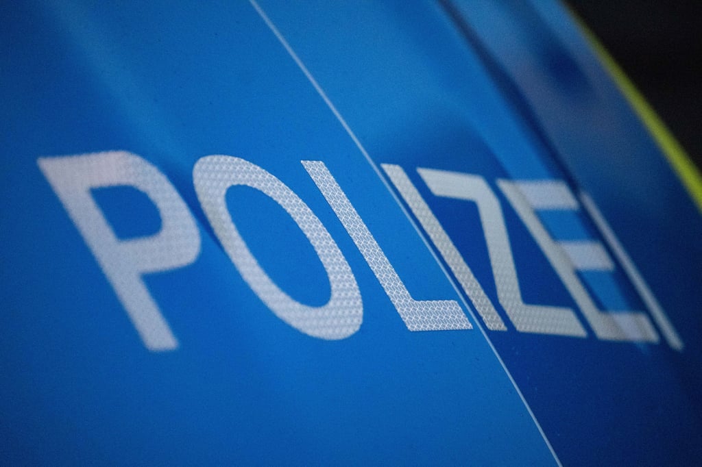 In Magdeburg hat ein Mann in der Großen Diesdorfer Straße aus einem Supermarkt Waren geklaut.