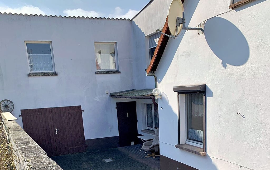 In diesem Haus lebten die beiden Letten seit 2019. Im Wohnzimmer war bei der Razzia im Juni 2022 die Kalaschnikow-MPi gefunden worden.