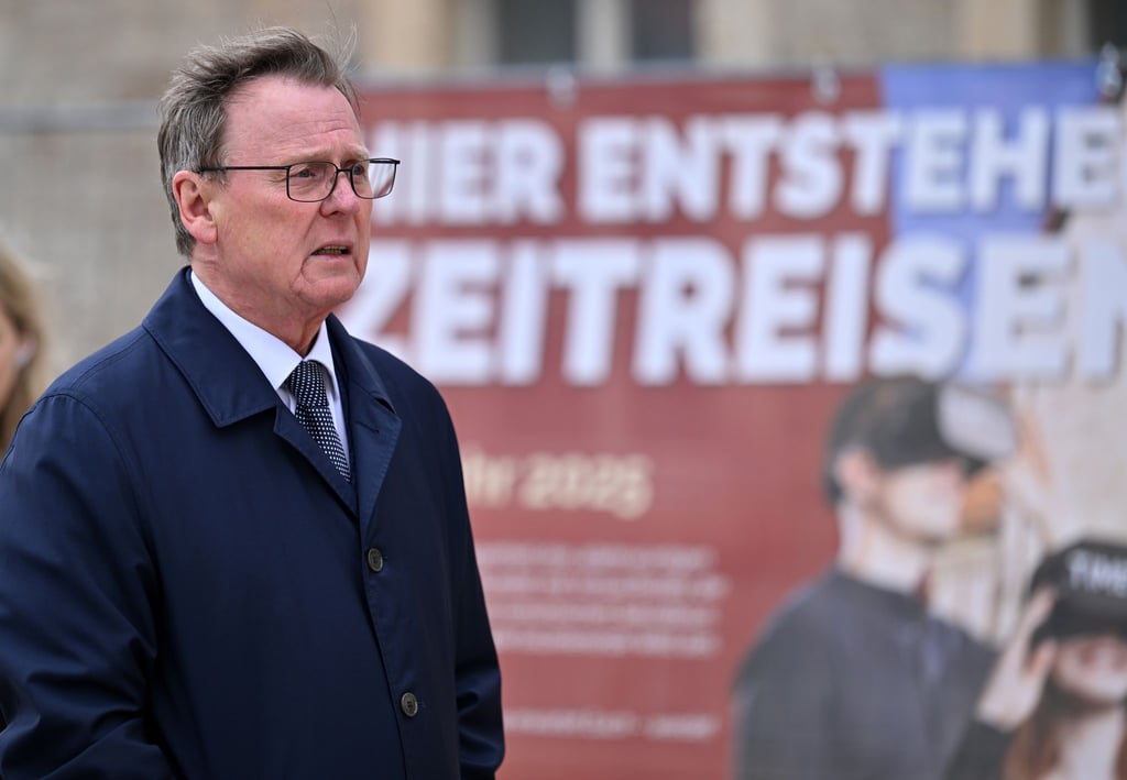 Bodo Ramelow (Die Linke), Ministerpräsident von Thüringen,informiert sich an der Defensionskaserne über die Pläne für den Petersberg.