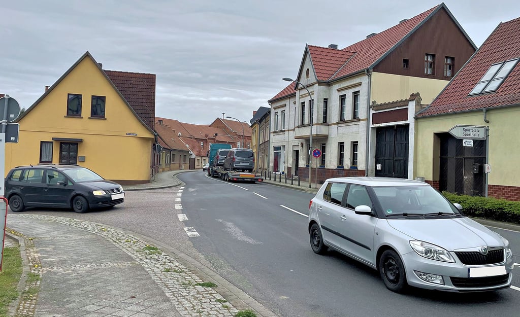 Viele Fahrzeuge wälzen sich täglich auf der B 107 durch die Stadt Jerichow. Eine Umgehung sehen viele Einwohner allerdings kritisch.