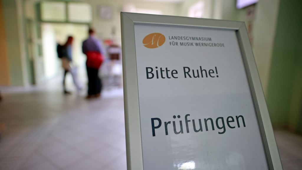  Foto zu Schulabschluss: Abiturprüfungen in Sachsen-Anhalt beginnen 