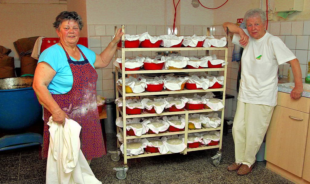 Bäcker stehen früh auf. 2010 wurde dem Backofen gegen 5.30 Uhr zum Saisonstart eingeheizt. In der Backstube bereiteten Marlis Marotzke (r.) und Edith Hallas die Sauerteige vor.