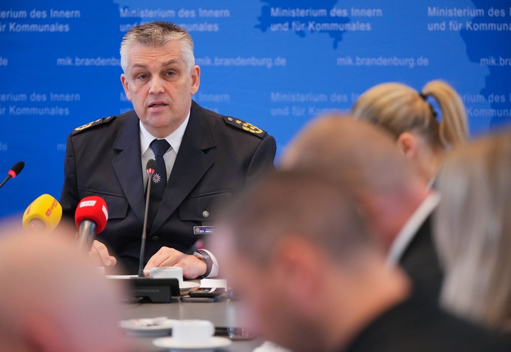 Brandenburgs Polizeipräsident Oliver Stepien spricht während einer Pressekonferenz.