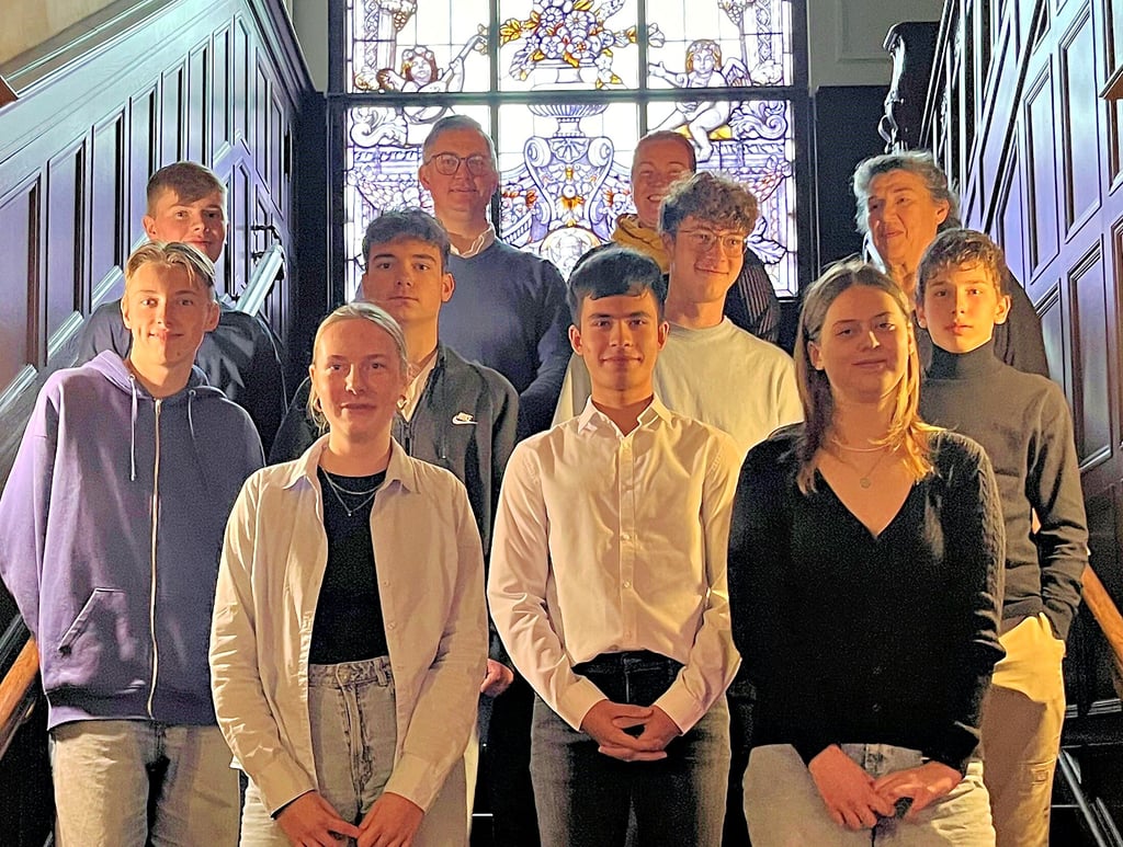 Die besten zehn Schüler wurden mit ihren Lehrern und Eltern zur Siegerehrung kürzlich in die Weiße Villa nach Aschersleben eingeladen und ausgezeichnet.