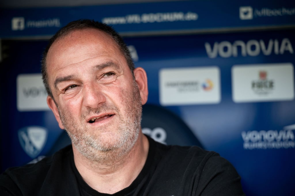 Frank Schmidt will mögliche Angebote ausschlagen und seinen Vertrag als Trainer des 1. FC Heidenheim erfüllen.