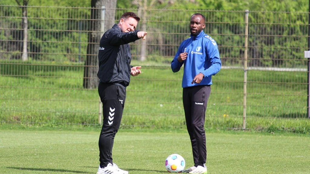 FCM-Cheftrainer Christian Titz (li.) mit Mittelfeldspieler Silas Gnaka. Wie wird Titz gegen Hansa Rostock aufstellen?