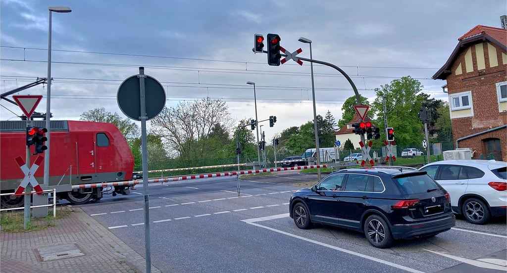 Am Bahnübergang Königsborn müssen Autofahrer viel Zeit aufbringen, wenn Züge den Bereich passieren. Alle Ampeln stehen dann auf rot.