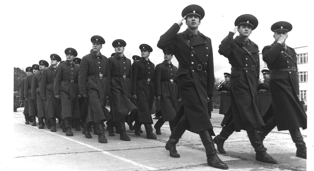 Abschiedszeremoniell im April 1994 in Planken: Die russischen Truppen verließen den heutigen Truppenübungsplatz Altmark in der Colbitz-Letzlinger Heide - mit Aufmarsch, Salutschüssen und Musik.