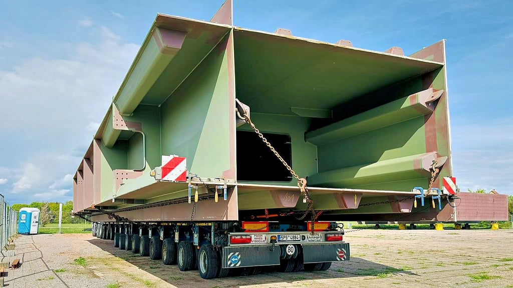 Zwischenstopp in Vielbaum bei Seehausen: Der Stahl für die neue A14-Elbbrücke zwischen Altmark und Prignitz wird nachts angeliefert. 