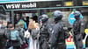 Polizisten führen Schüler in Wuppertal aus dem Gebäude in einen Evakuierungsbus.
