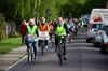Die Anwohner einer kleinen Straße in Magdeburg demonstrieren gegen die Automassen, die wegen einer Baustelle dort entlangfahren.