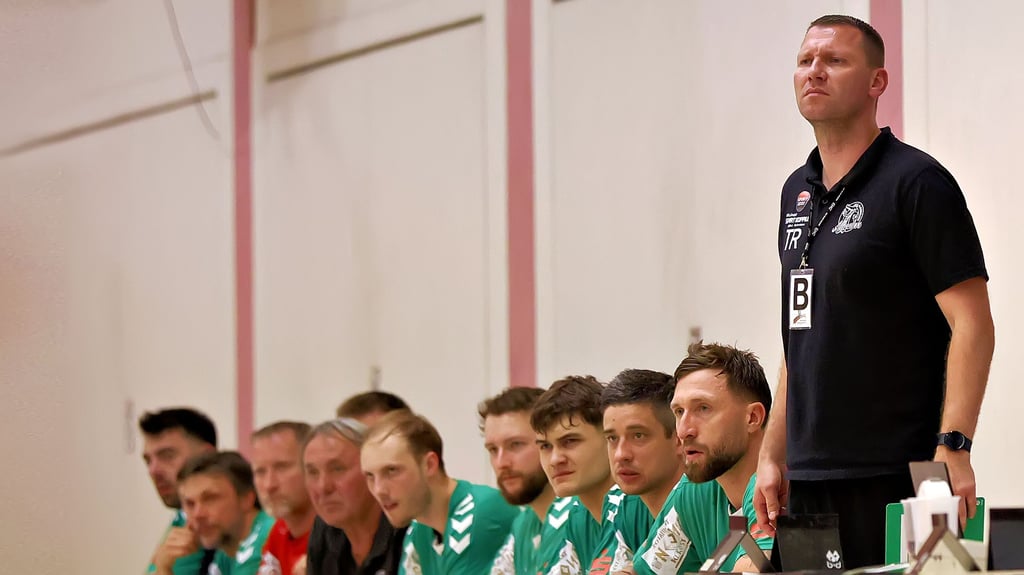 Der HC Aschersleben und Trainer Martin Wartmann (rechts) wollen im Punktspiel bei Einheit Plauen bestehen.