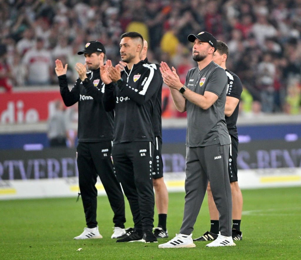 Stuttgarts Cheftrainer Sebastian Hoeneß (r) freut sich über die Erfolge des FC Bayern und des BVB.