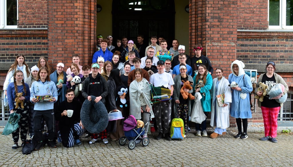 Die Abiturabschlussklassen des Genthiner Bismarck-Gymnasiums am Mottotag "Tag nach der Party" vor dem Ernst der Prüfungen.