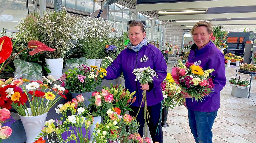 Nadine Drößmar und Ines Göricke (von links) bei den Schnittblumen im neuen Gartencenter