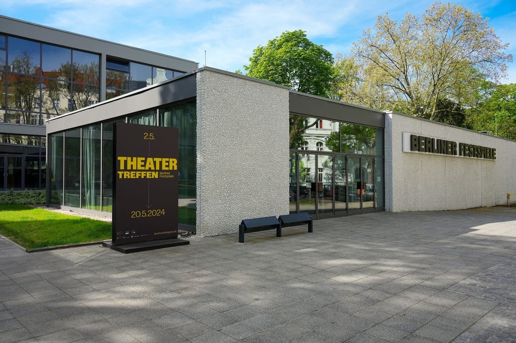 Ein Plakat "Theatertreffen" steht vor dem Eingang des Hauses der Berliner Festspiele in der Schaperstraße.