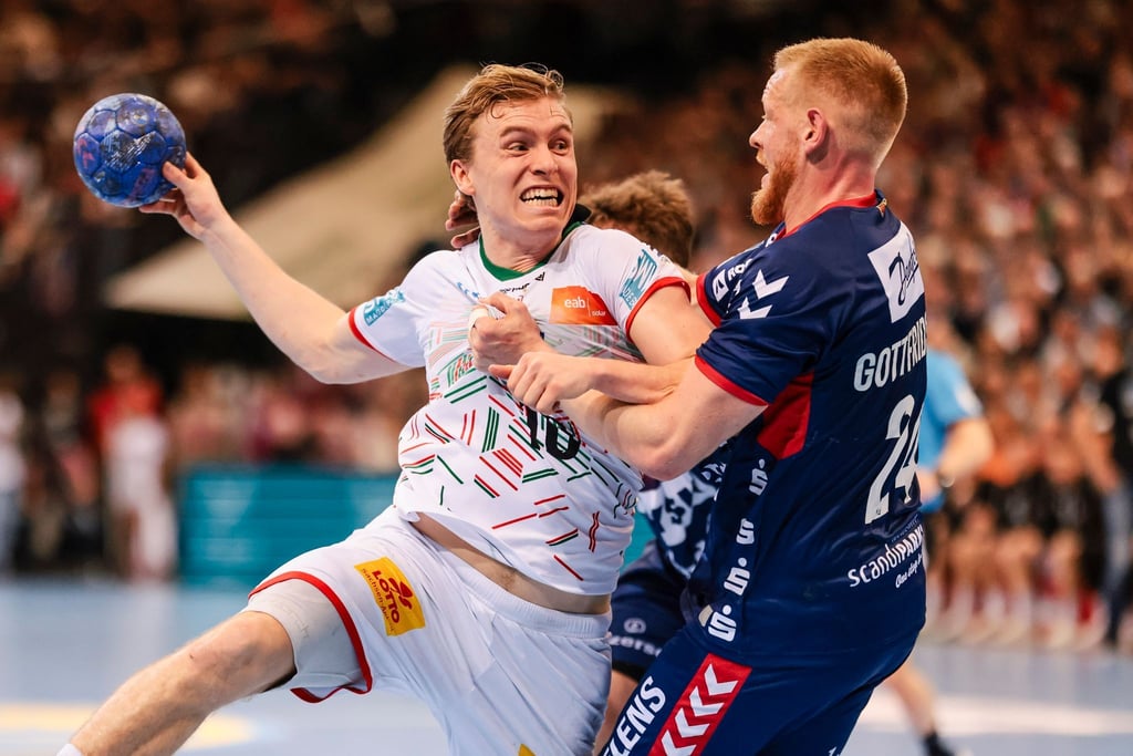Magdeburgs Gisli Kristjánsson (l) und Flensburgs Jim Gottfridsson kämpfen um den Ball.