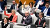 Jörn Domeier (2.v.r, SPD) und weitere Mitglieder der SPD-Fraktion, stimmen für die Aufhebung der Immunität des Abgeordneten.