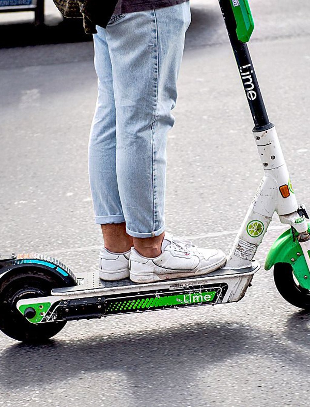 In halleschen Bahnen verboten, in Dessau noch erlaubt: E-Scooter.