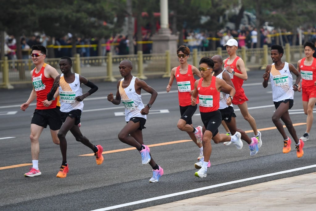 Der chinesische Läufer He Jie (M.) beim Peking-Halbmarathon.