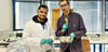 Kazi Nafiul Hassan (l.) und Conrad Dorer prüfen im Rahmen des Projektes Reno-Titan den gesiebten Sand im Hochschullabor. 