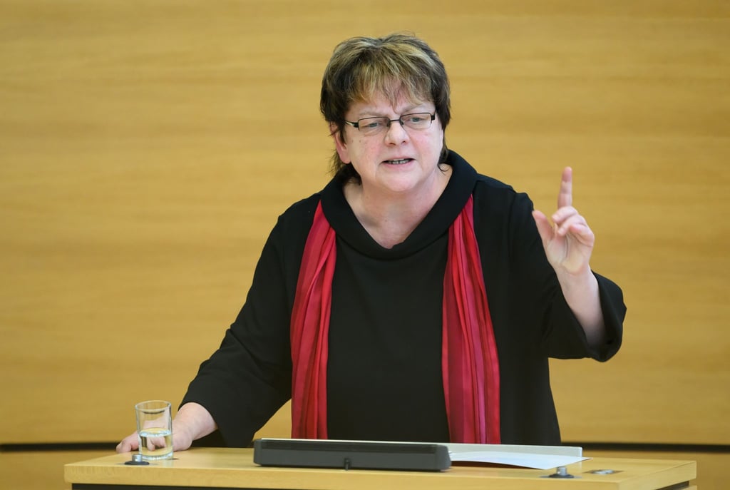 Die Abgeordnete Kerstin Köditz spricht während der Sitzung des Sächsischen Landtags.