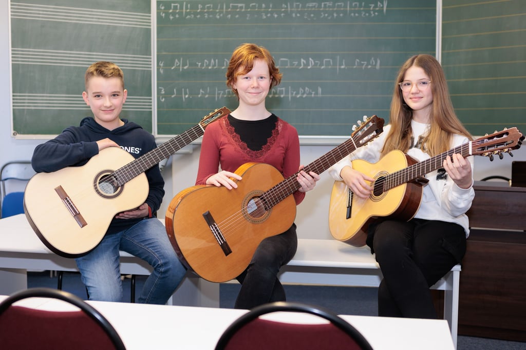 Max Dreyer, Dabea Fichtner und Samira Steinhauf waren beim Wettbewerb Jugend musiziert erfolgreich. Sie sind Gitarrenschüler in der Musikschule Klangkiste.