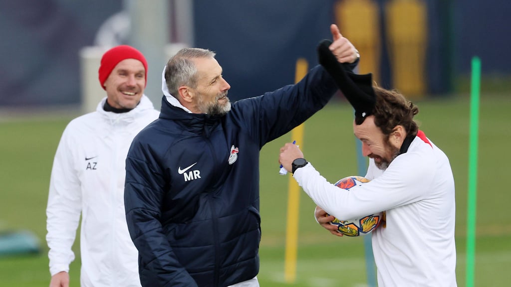 Her mit der Mütze! RB-Trainer Rose (M) mit seinen Assistenten Marco Kurth (r.) und Alex Zickler