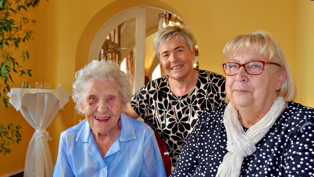 Irmgard Werner, Elke Waldhauser und Sigrid Hantsch (v. li.) beim Treffen der Bewohner der Nußbreite in Eisleben.  