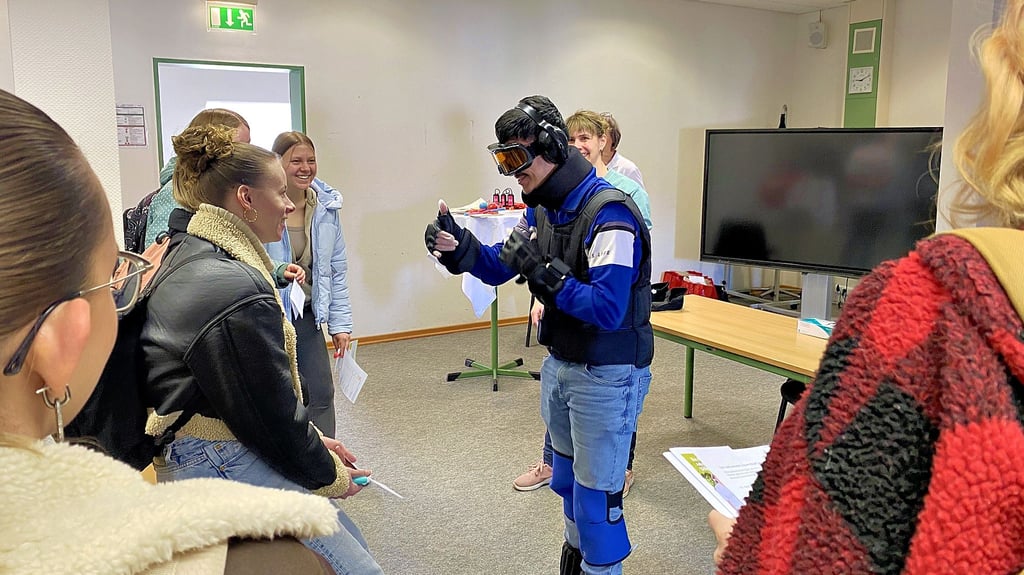 Für die Schüler gab es beim Tag der Pflege im Berufsschulzentrum Stendal nicht nur viele Informationen, sondern auch einiges zu erleben. So konnten sie zum Beispiel einen Alterssimulationsanzug tragen.