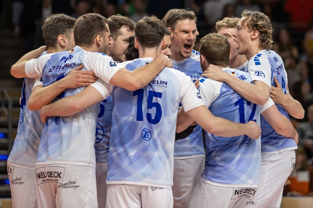 Spieler von VfB Friedrichshafen jubeln nach dem Sieg gegen die Berlin Volleys.