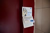 In einem Zehngeschosser in Magdeburg ist der Fahrstuhl ausgefallen. Jemand hatte auf die Technik uriniert.